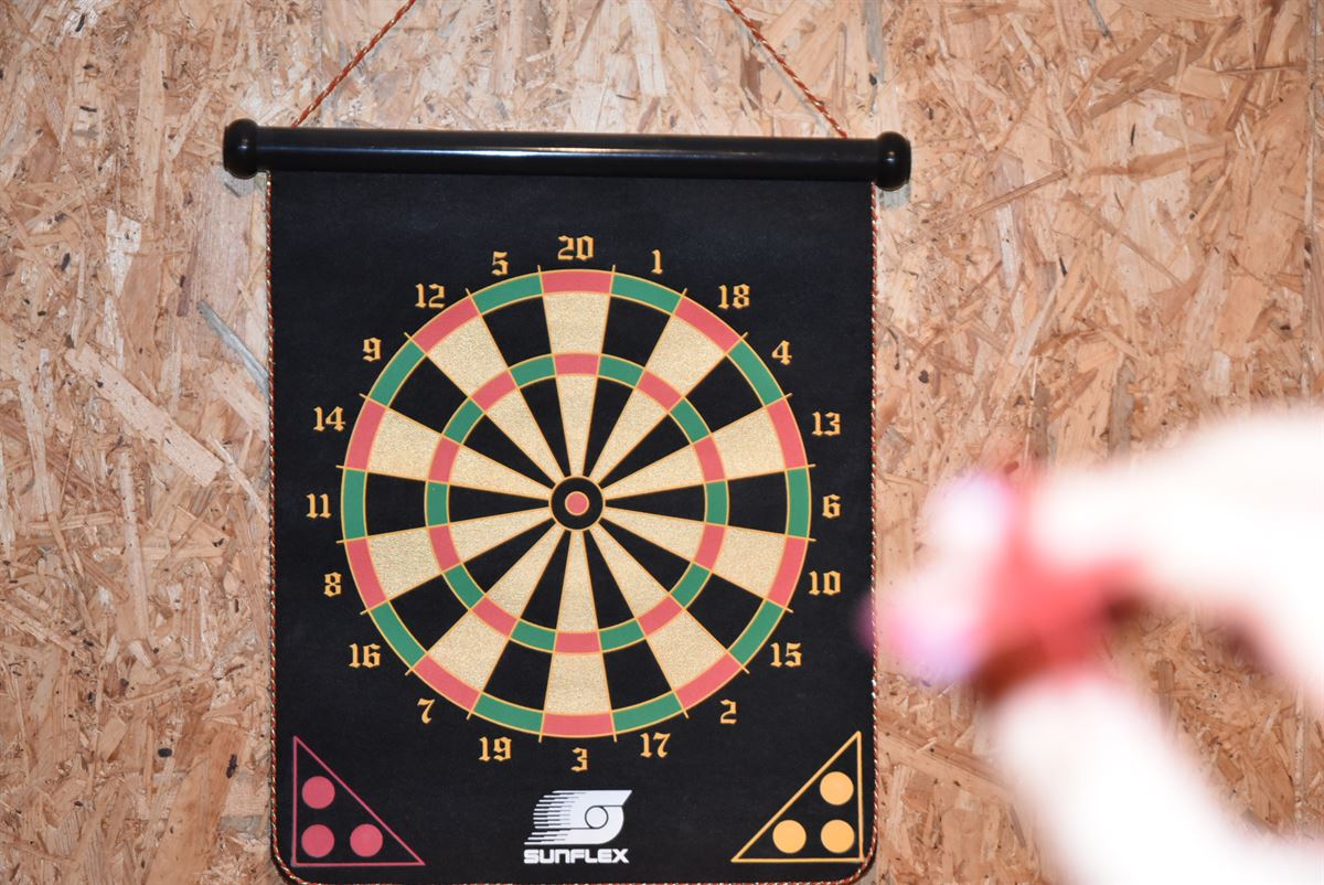 Sunflex Dartspiel mit 6 magnetischen Darts für 2 Spieler
