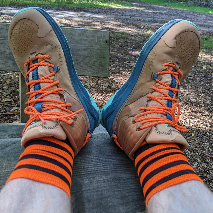 Wrightsock Alltag-Wandersocke Crew Eco Explore (Anti-Blasen-Socke) schwarz/orange - 1 Paar