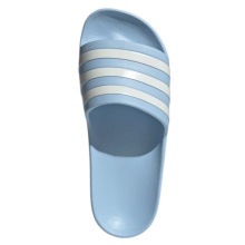 adidas Badeschuhe Adilette Aqua 3-Streifen (Cloudfoam Fußbett, vorgeformter EVA-Riemen) hellblau - 1 Paar